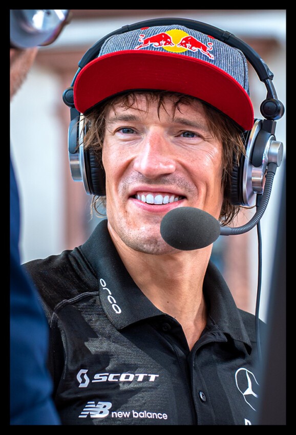 Sebastian Kienle TV experte ARD Ironman sieger Hawaii Frankfurt Red Bull Cap Mikrofon lacht