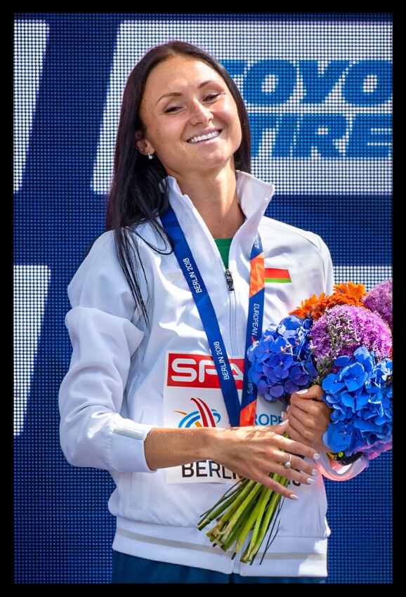 Volha Mazuronak overcomes nosebleed win marathon gold ceremony flowers big smile