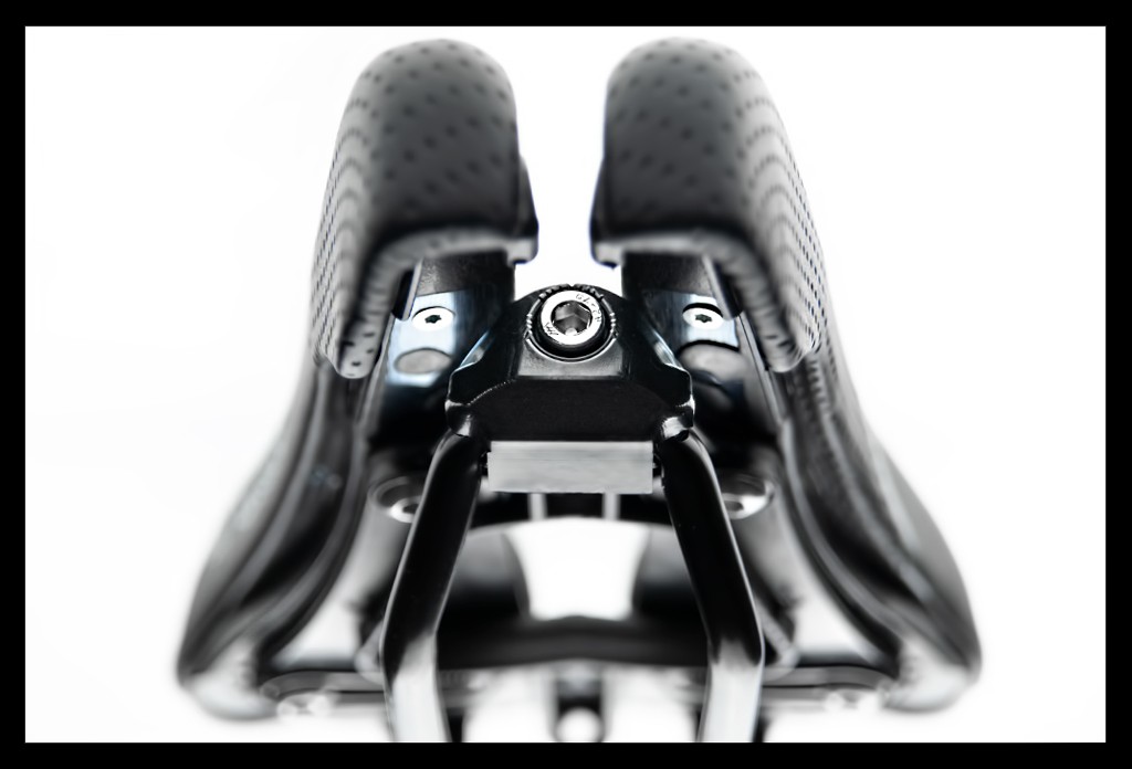 Bisaddle Sattel Fahrradsattel für Triathleten und Radsportler. Produktfoto auf Weiß. Grossaufnahme. Montageanleitung