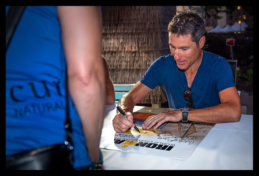 Nadin die Triathletin und Bloggerin von eiswuerfelimschuh holt Autogramme bei der Ironman world championship in Kona Hawaii. Craig Alexander.