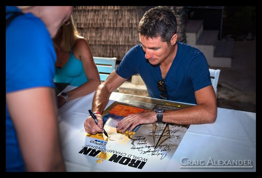 Nadin die Triathletin und Bloggerin von eiswuerfelimschuh holt Autogramme bei der Ironman world championship in Kona Hawaii. Craig Alexander.