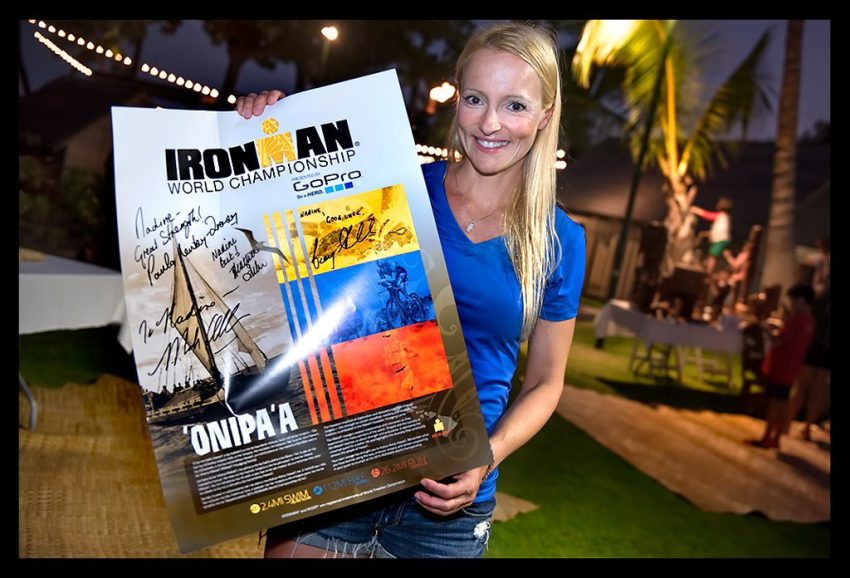 Nadin die Triathletin und Bloggerin von eiswuerfelimschuh mit Autogramm Poster von der Ironman world championship in Kona Hawaii. Lächeld in Kamera