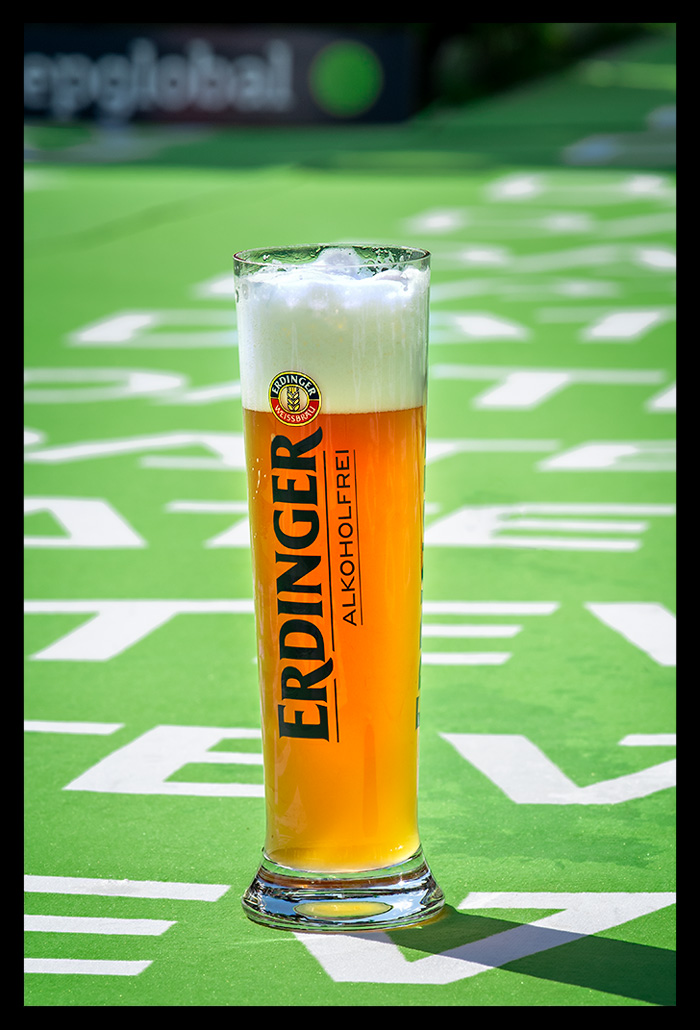 Erdinger Alkoholfrei Bier im Ziel von Challenge Roth steht auf grünen Teppich sonnenschein schaum datev werbung