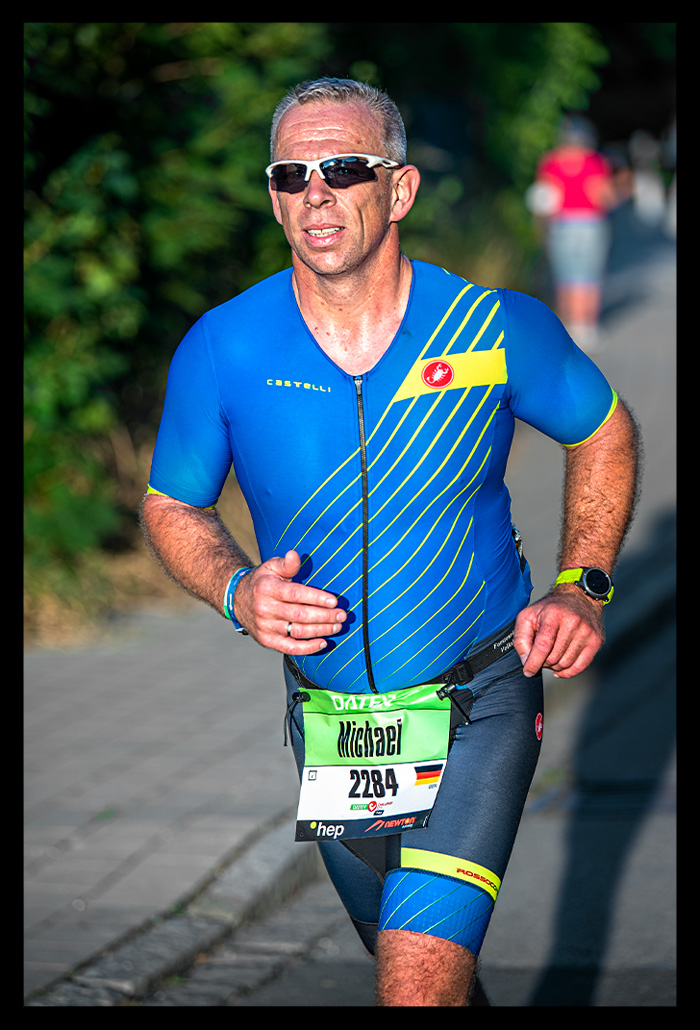 triathlet Challenge Roth Laufstrecke sonnenbrille blauer rennanzug castelli michael 2284