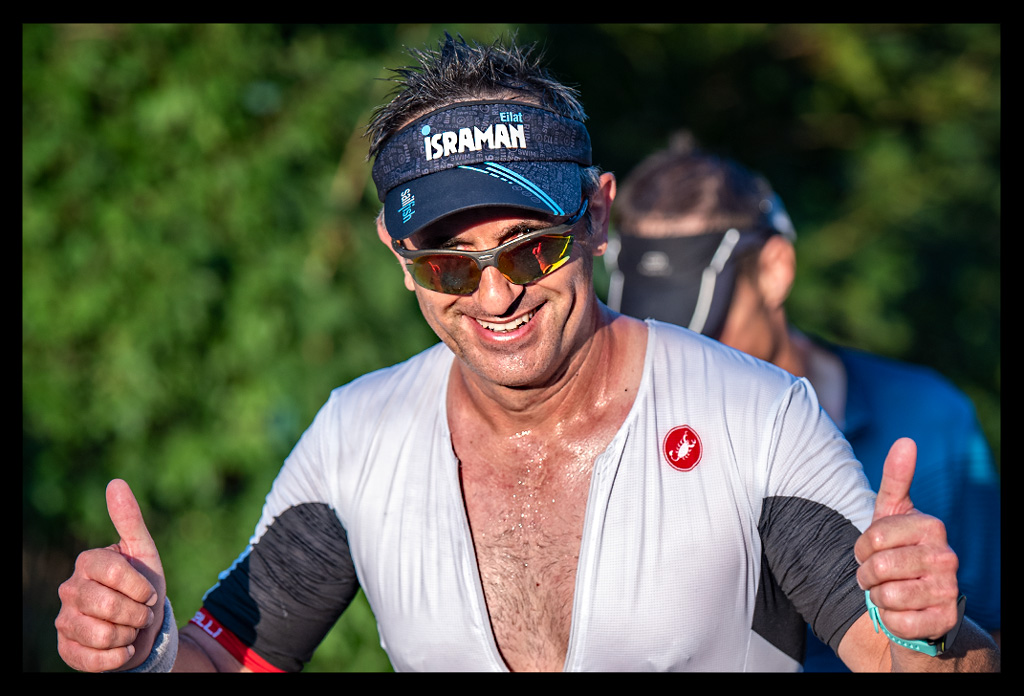 triathlet Challenge Roth Laufstrecke sonnenbrille doppel daumen hoch lacht rennanzug weiß offen brusthaare