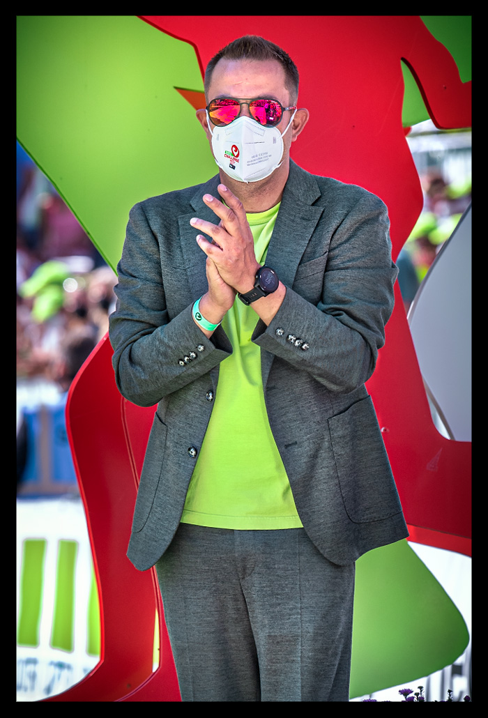Felix Walchshöfer Challenge Roth Ziel Applaus Anzug Pandemie 2021 Brille Maske Forerunner Garmin