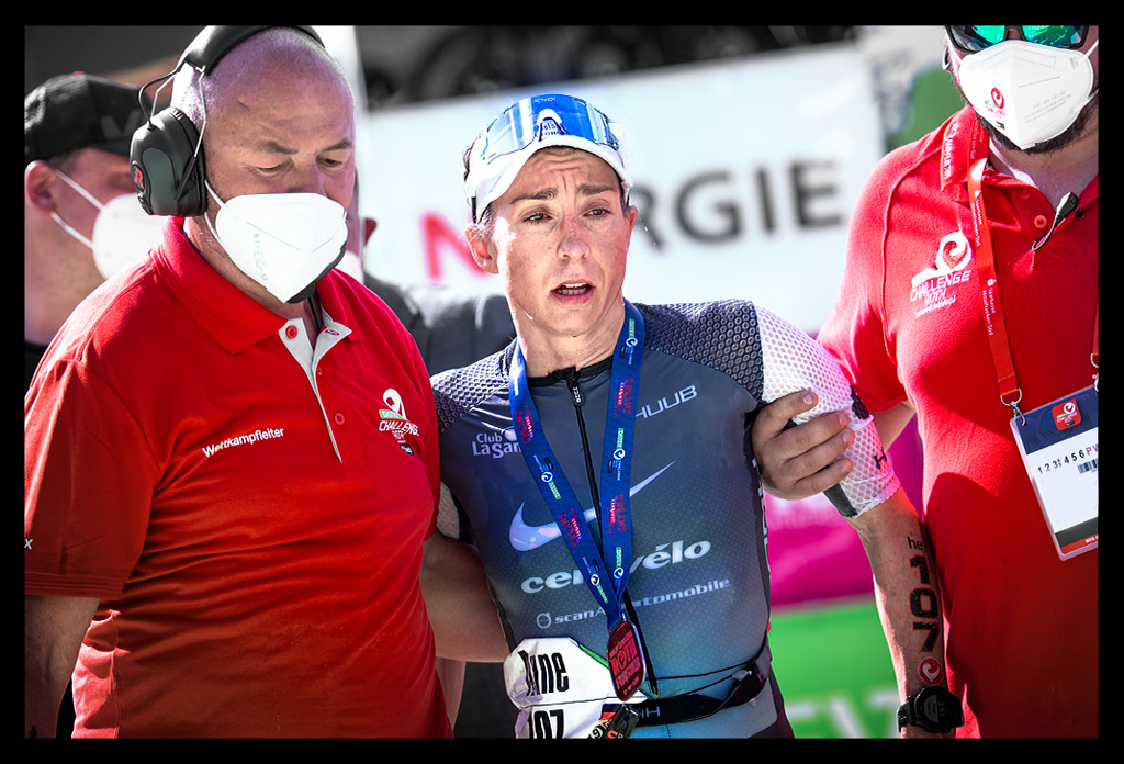 Anne Haug Weltmeisterin Ironman Hawaii Siegerin Challenge Roth Ziel völlig erschöpft wird gestützt helfer Masken Pandemie