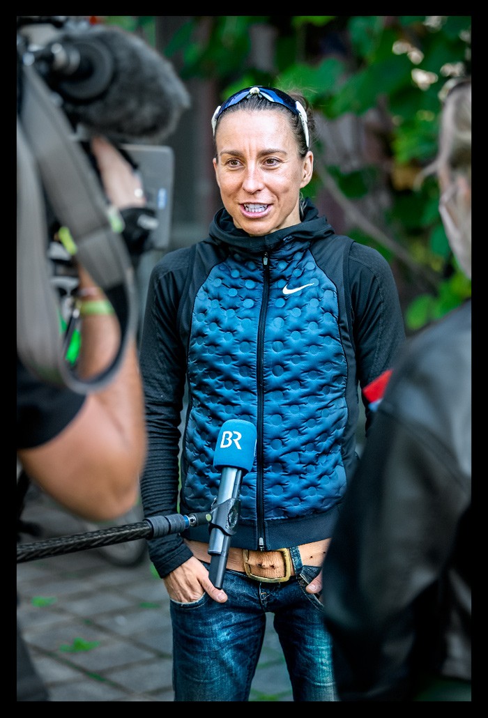 Anne Haug ironman champion weltmeisterin Pressekonferenz Challenge Roth Triathlon mit tv sender br mikrofon vor ihr lacht gibt antworten