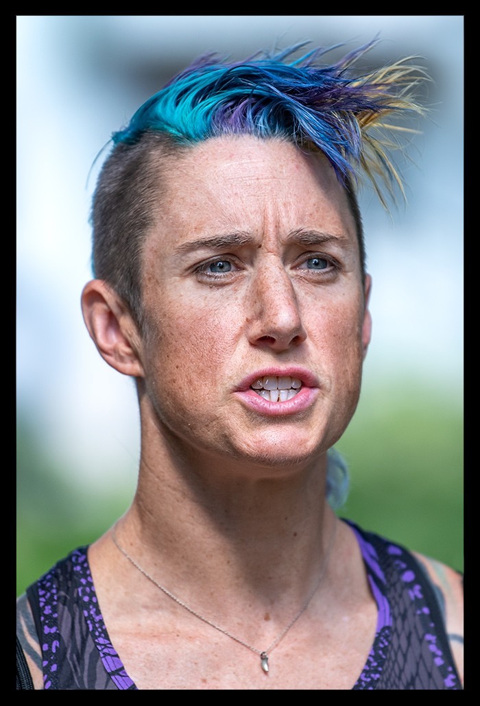 Rachel McBride closeup photo Pressekonferenz Challenge Roth Triathlon entschlossen auf sieg frisur pumk style farben blau gelb magenta