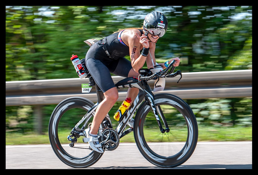 Challenge Roth Triathlon Staffel Bloggerin und Triathletin Nadin auf Radstrecke auf Zeitfahrrad in Aero Haltung mit Trisuit und Helm