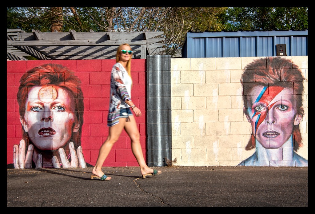 Nadin, Bloggerin und Triathletin von eiswuerfelimschuh.de beim Ironman in Tempe Phoenix an einem David Bowie Wandgemälde