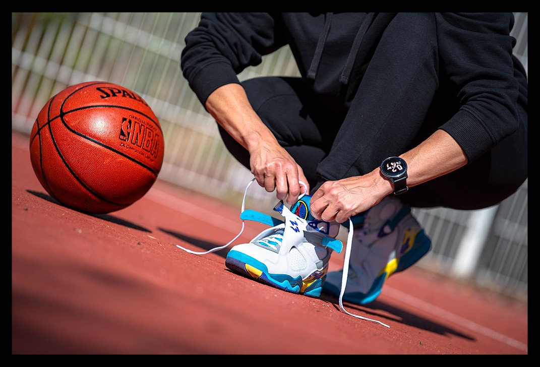frau auf basketball platz air jordan schuhe werden geschürt ball auf boden  schwarzes outfit garmin uhr analyse training