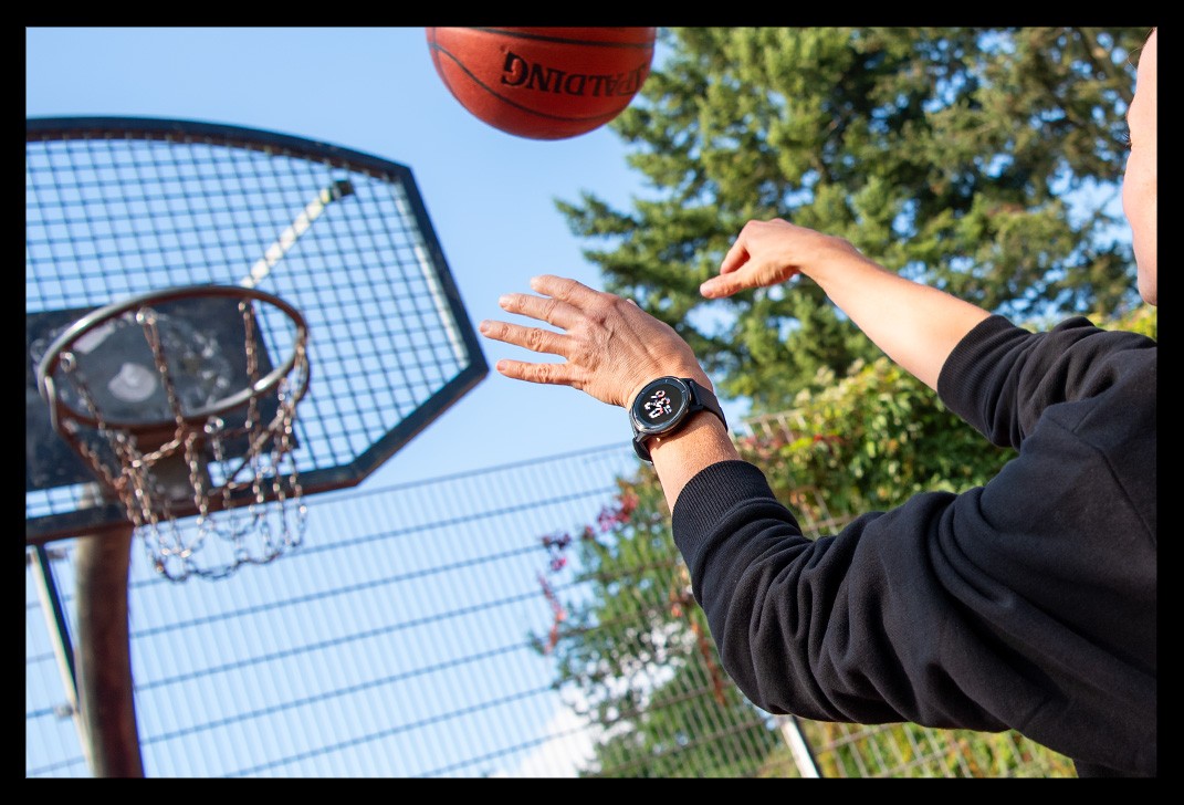 Frau mit Garmin Smartwatch spielt Basketball und AIR Jordan Schuhe streetball court sommerlich Test von neuer Venue 2