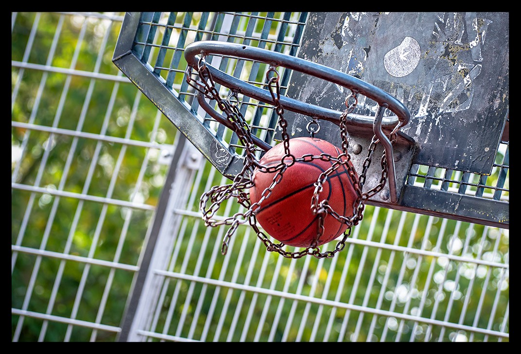nba spalding ball fliegt in korb basketball streetball court sommer metallketten robust action nahaufnahme