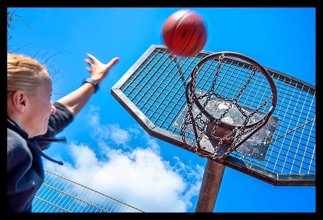 Frau spielt Basketball korbleger streetball court sommerlich nba ball spalding metallketten robuste glieder