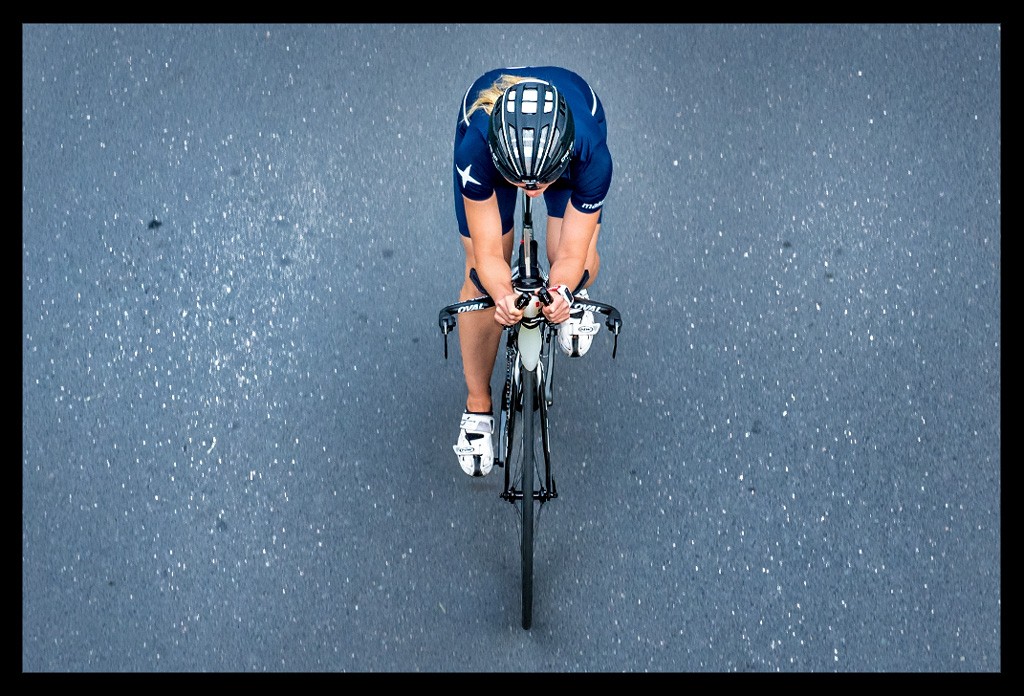 frau triathlon skin suit tri-bike blauer tri-suit blonde haare pferdeschwanz dynamisch aero straße obern aufgenommen zipp räder
