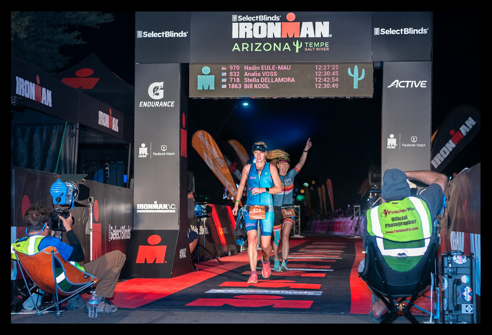 Ironman Arizona Nadin Bloggerin und Triathletin auf der Finishline