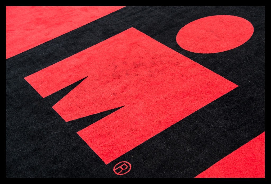 Ironman Logo in Farbe Rot auf dem Teppich vom Zieleinlauf