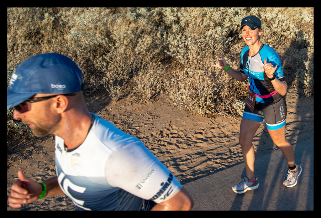 Ironman in Tempe Arizona USA Athletin auf der Laufstrecke winkt in Kamera
