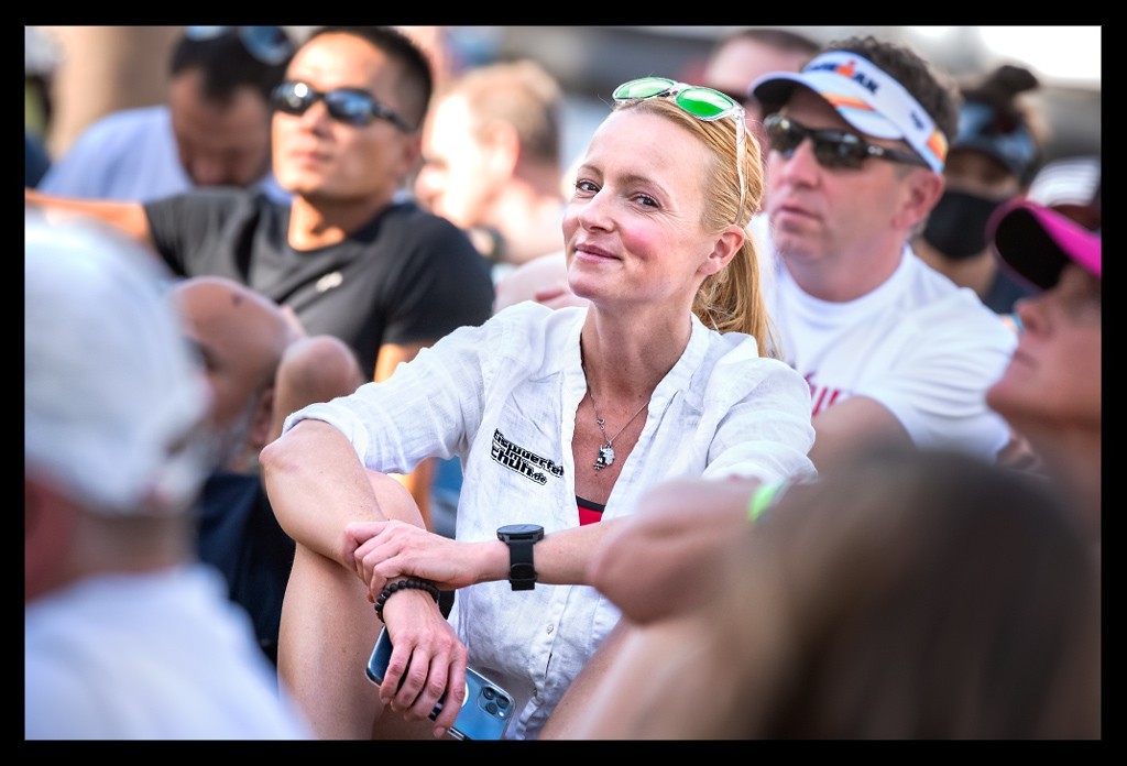 Nadin Bloggerin und Triathletin bei der Wettkampfbesprechung auf der Wiese sitzend beim Ironman Arizona 