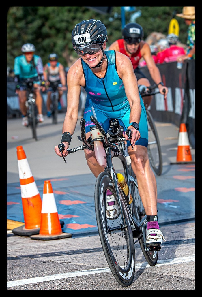 Triathletin blauer tri-suit fuji Zeitfahrrad Radstrecke Ironman Arizona Tri-Suit blau ale cycling wechselzone hütchen rampe