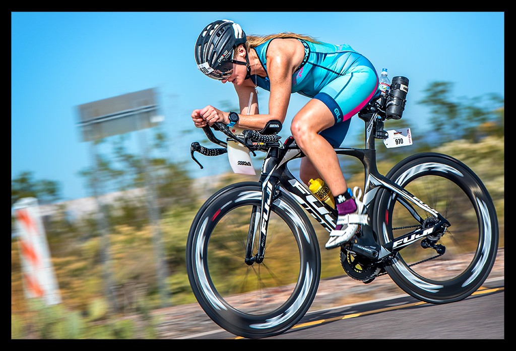 Triathletin und Bloggerin auf der Radstrecke beim Ironman Arizona in TriSuit auf Zeitfahrrad