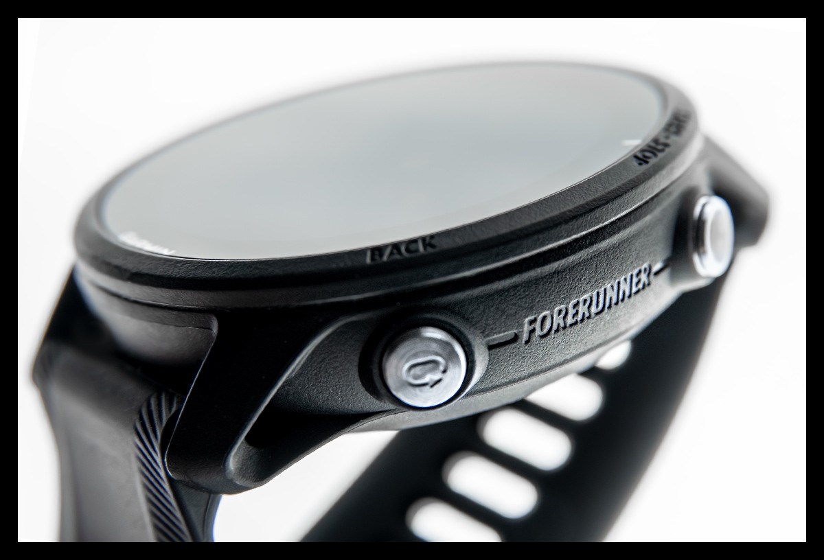 Garmin Forerunner 955 Multisportuhr GPS detaillierte Nahaufnahme mit Schriftzug Forerunner und silber glänzede Tasten sowie schwarzes Armband