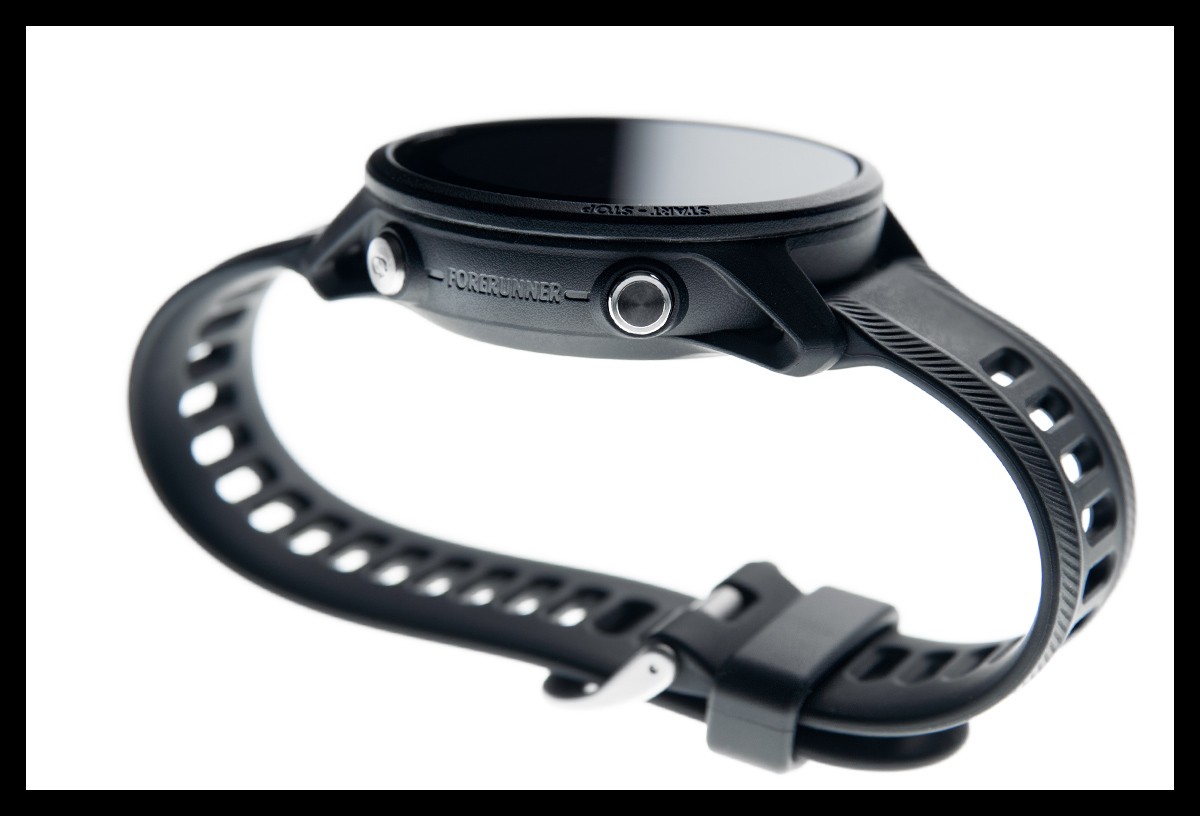 Garmin Forerunner 955 Multisportuhr GPS detaillierte Nahaufnahme mit Schriftzug Forerunner und silber glänzede Tasten sowie schwarzes Armband.