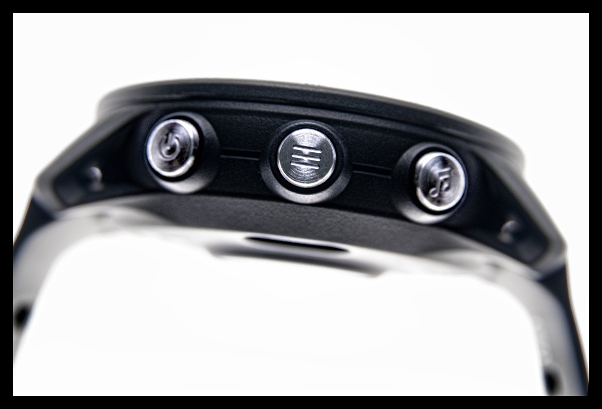 Garmin Forerunner 955 Multisportuhr GPS detaillierte Nahaufnahme silber glänzede Tasten sowie schwarzes Armband.