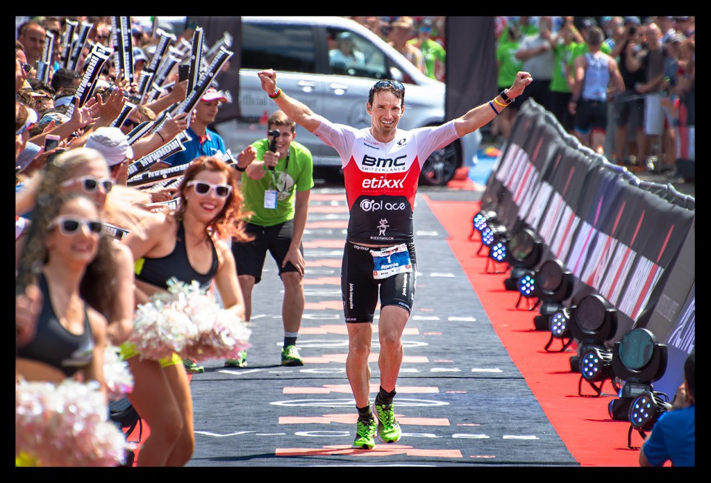 Ronnie Schildknecht Ziel Ironman sieger switzerland jubel mit zuschauer anfeuern arme hochgerissen sommerlich freude im gesicht