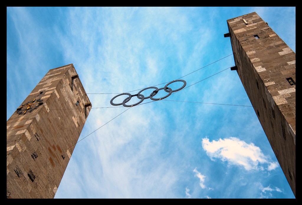 olympiastadion berlin haupteingang türme uhr olympische ringe sommerlich wolken himmel blau