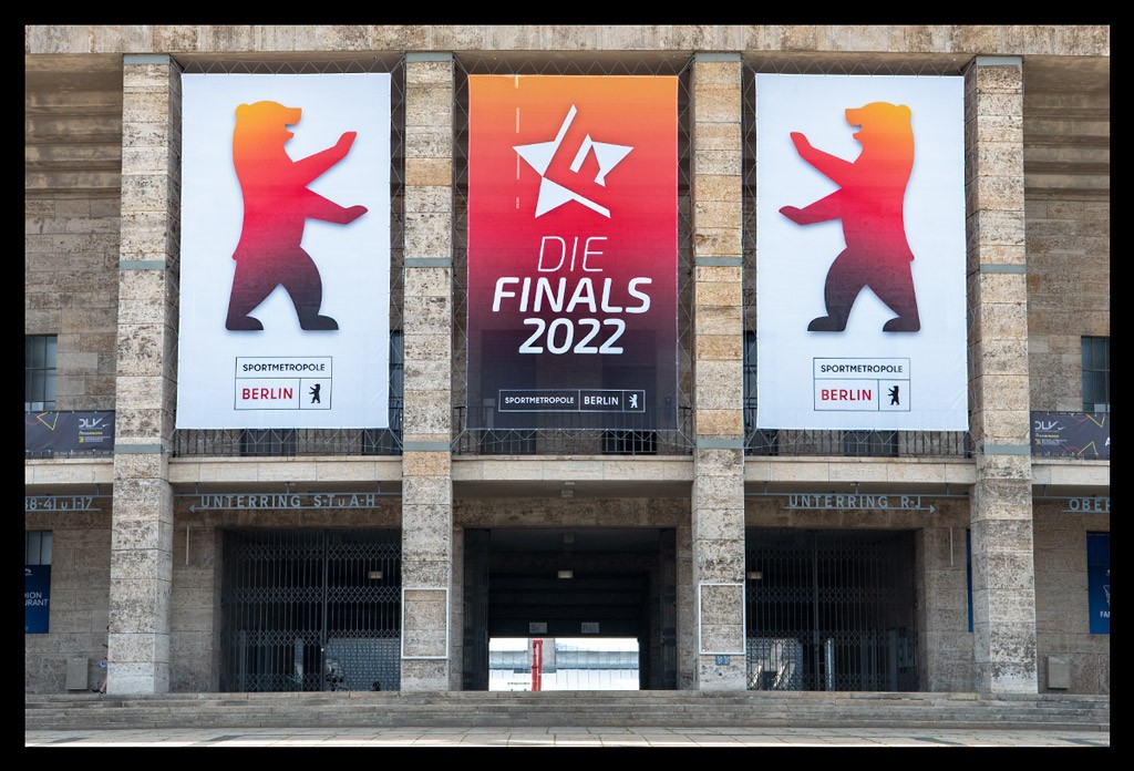 olympiastadion mit die finals 2022 berlin plakate bären unterring haupteingang sommerlich leichtathletik DM