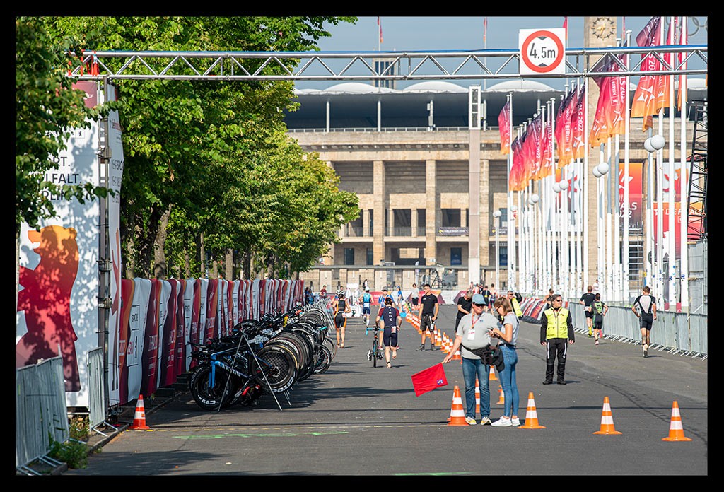 wechselzone vor olympiastadion berlin finals 2022 city triathlon zeitfahrräder aufgehangen stangen kampfrichter