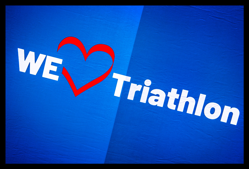 we love triathlon schriftzug messestand blauer hintergrund dtu herz in rot olympischerplatz berlin die finals multi-sportevent