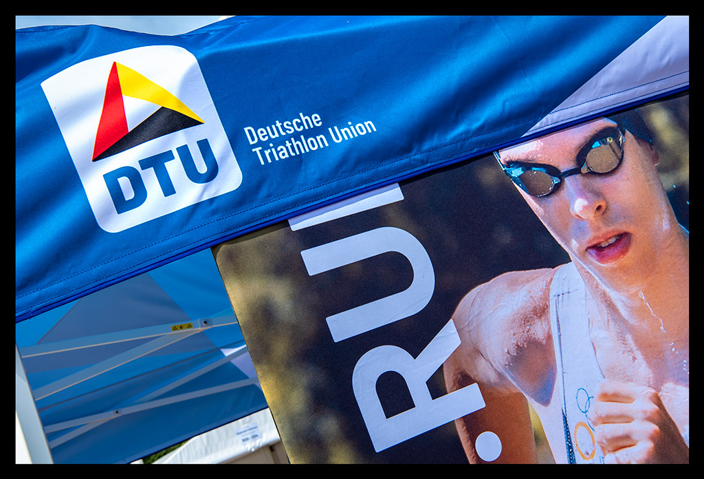 dtu symbol logo deutsche triathlon union messestand zelt blau laura lindemann laufent mit schwimmbrille