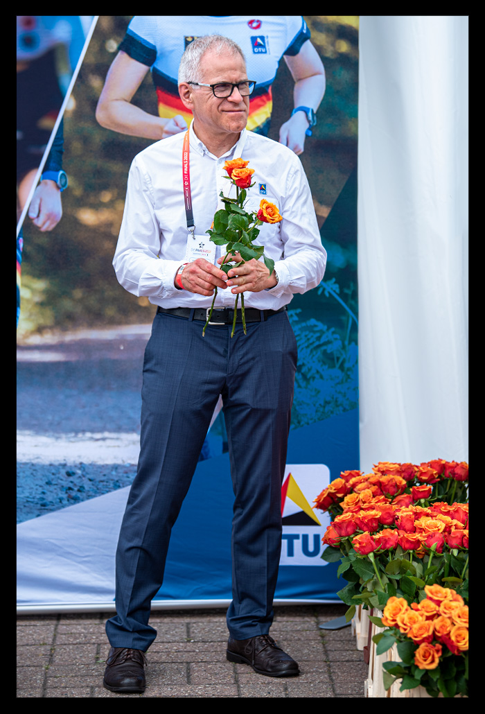 DTU Präsident Prof. Dr. Martin Engelhardt siegerehrung altersklassen athleten city triathlon berlin sprintdistanz olympischer platz die finals 2022 mit blumen rosen