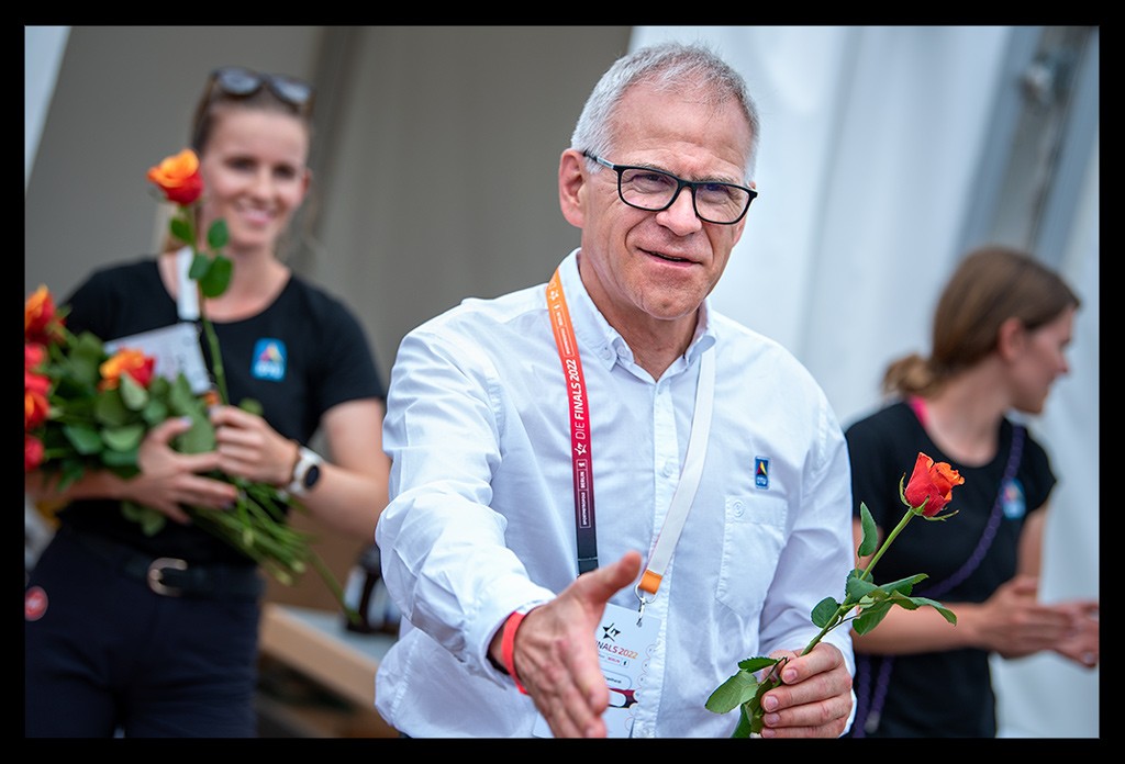 DTU Präsident Prof. Dr. Martin Engelhardt siegerehrung altersklassen athleten city triathlon berlin sprintdistanz olympischer platz die finals 2022 gratuliert überreicht blumen rosen