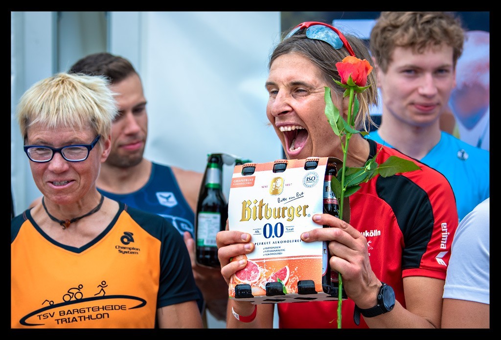 siegerehrung altersklassen athleten city triathlon berlin sprintdistanz dtu olympischer platz die finals 2022 frau mit bierflschen sponsor bitburger 0.0%