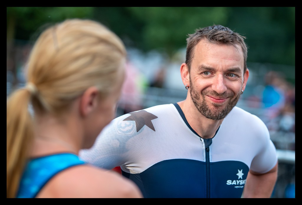 triathlet maudi schmunzelt mit athletin strandbad wannsee city triathlon berlin