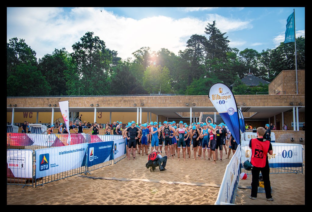 startbereich schwimmen strandbad wannsee dtu triathlon sprintdistanz finals berlin 2022 athleten sommerlich fotografen absperrungen