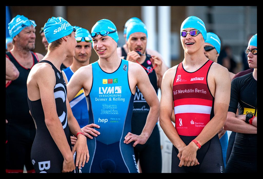 triathleten startbereich schwimmen strandbad wannsee dtu triathlon sprintdistanz finals berlin 2022 athleten lachen unterhaltungen sommerlich