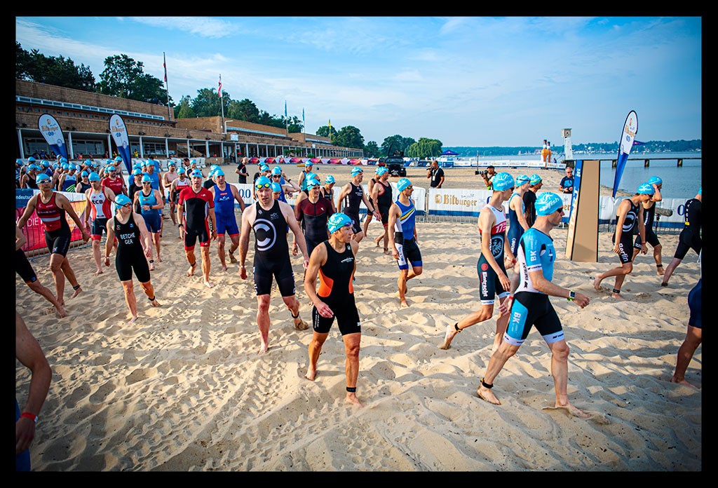 triathleten gehen an start schwimmen strandbad wannsee dtu triathlon sprintdistanz finals berlin 2022  sommerlich