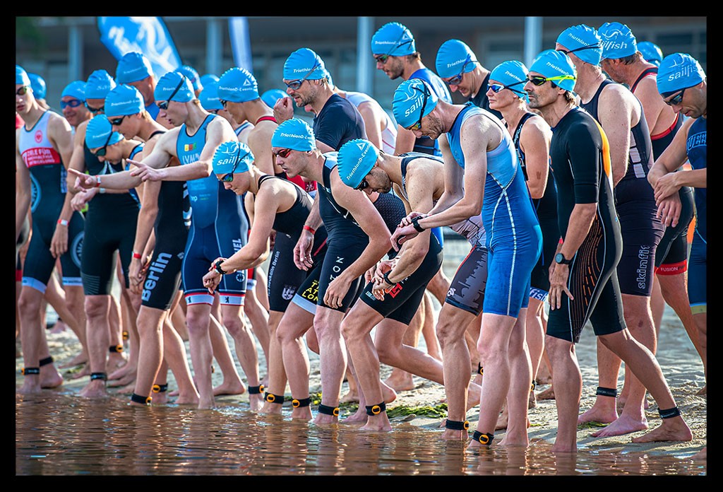 triathleten am start schwimmen strand wannsee berlin finals 2022 dtu anspannung