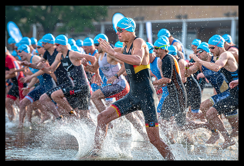 triathleten am start schwimmen rennen in das wasser spritzer strandbad wannsee berlin finals 2022 dtu