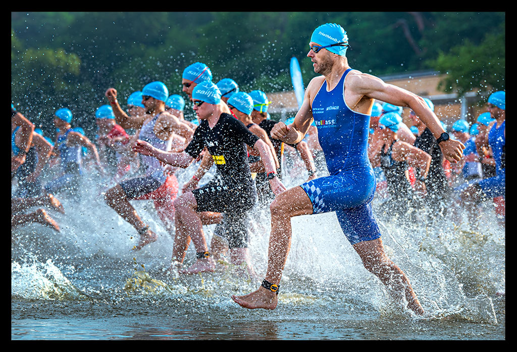 massenstart triathlon sprintdistanz athleten schwimmen sommer badekappen wasser spritzer strandbad kämpferisch finals berlin DTU meisterschaften