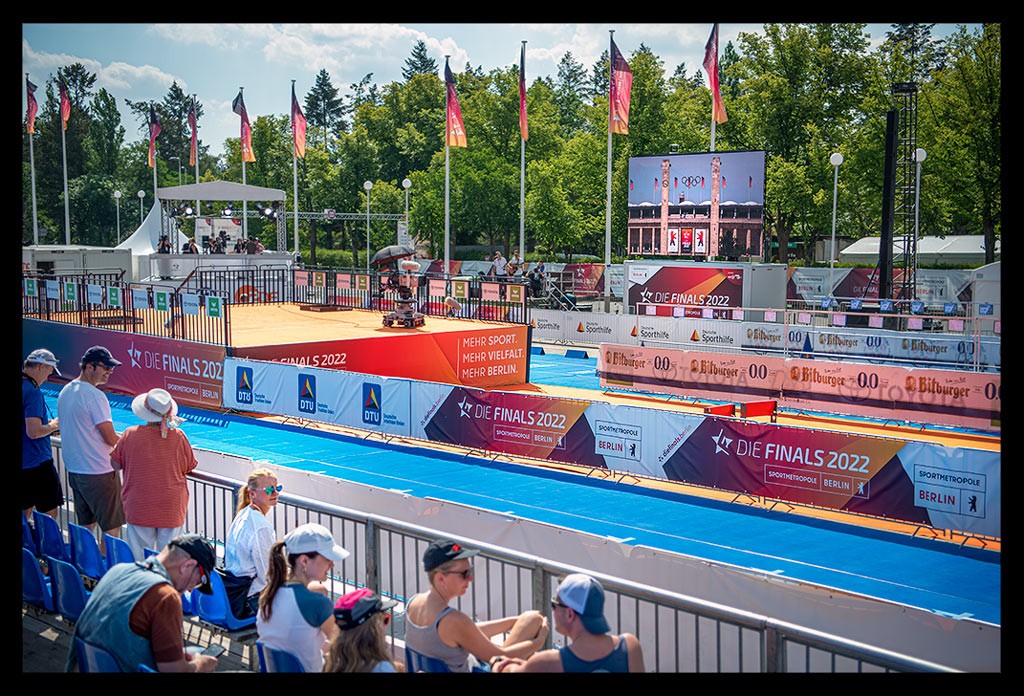 Olympischer platz finals berlin deutsche DTU meisterschaften Triathlon Elite stadion zuschauer multi-sportevent tribüne bitburger sommerlich videowand