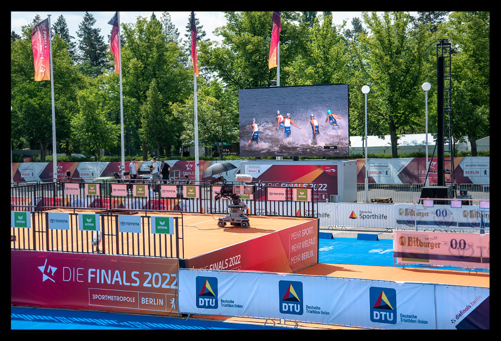 Olympischer platz finals berlin deutsche DTU meisterschaften Triathlon Elite stadion zuschauer multi-sportevent tribüne bitburger sommerlich videowand