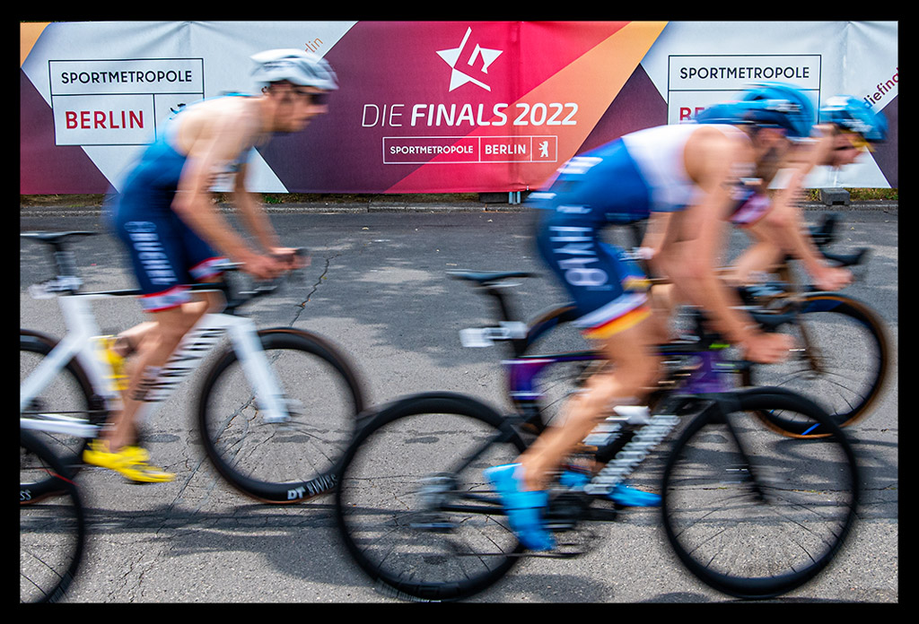 triathleten elite Radstrecke absperrung finals berlin deutsche DTU meisterschaften Triathlon Elite männer olympischer platz