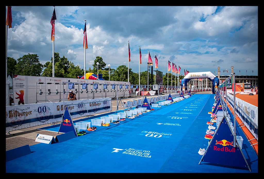 wechselbereich zone triathlon deutsche dtu meisterschaften Elite finals berlin olympischer platz bitburger werbung blauer teppich laufschuhe boxen sommerlich