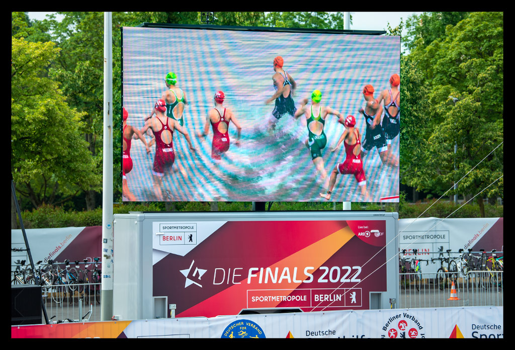 videowand Olympischer platz finals berlin deutsche DTU meisterschaften Triathlon Elite stadion multi-sportevent bitburger sommerlich